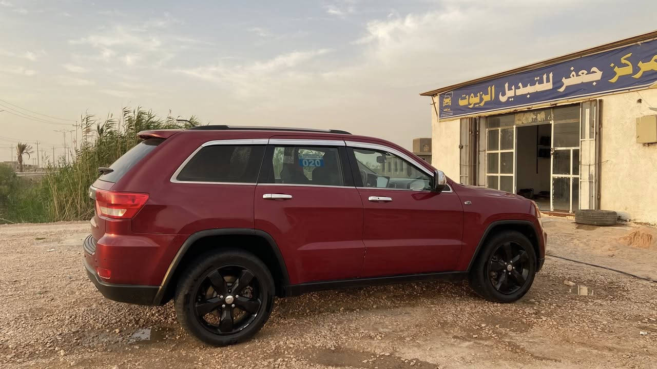 جيب لاريدو 2013 صبغ حزام فقط .. بأسمي . تخم تاير جديد مكينه جديده صارلها شهر شديتها مابيها كل نقص 
سياره نضيفه كلش متعوب عليها
160 وبيها مجال وترهم مراوس
رقم الهاتف _ واتساب_ ***********
