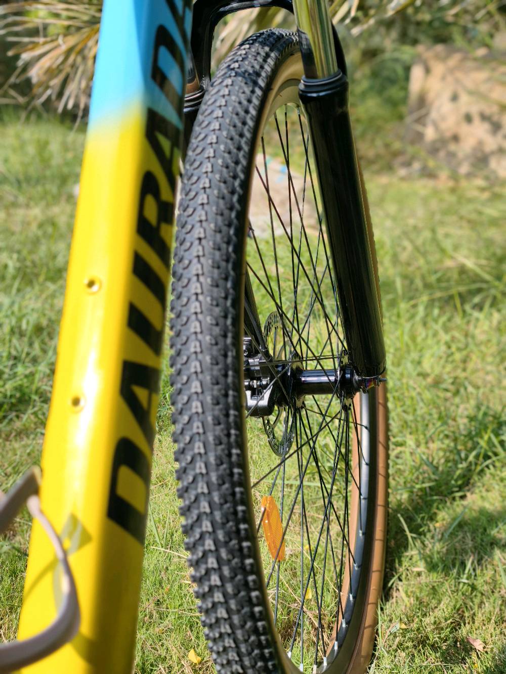 دراجة جبلية متطورة للطرق الوعرة. تتميز بهيكل بلون أصفر مشرق وتصميم يجمع بين الانسيابية والمتانة. مجهزة بمكابح قرصية قوية، ومغير سرعة متعدد المستويات لتجربة قيادة محسنة على كافة أنواع الطرق. المقعد واسع ومريح مع نظام تهوية ودعم إضافي. فرصة رائعة لعشاق المغامرة.