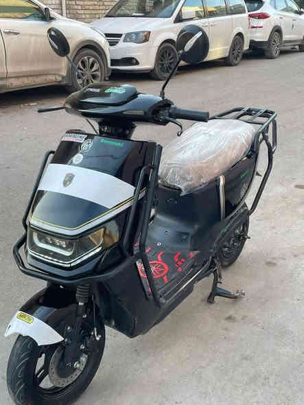 السلام عليكم دراجة صقر 2025 
6بطاريات جدد 
لايت عالي ناصي 
نضام بك R
السعر 380 وبيها مجال 
العنوان بلديات 
الرقم ***********
