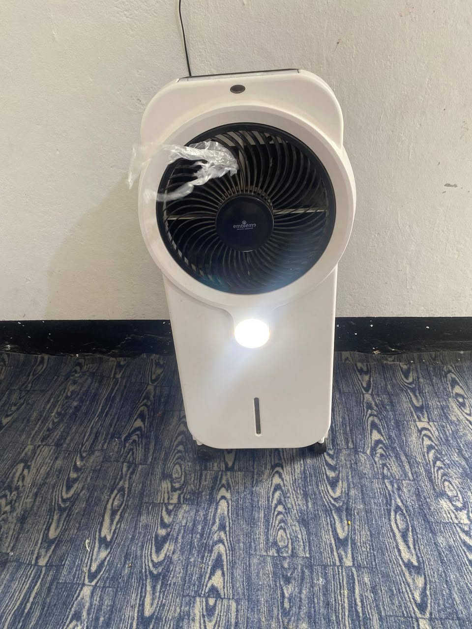 شحن يدوم6الى7ساعات
تشتغل عن طريق الريموتتحكم والدكم 
حلفات سليلوز يعني ماكو اي رطوبة
دفعها تقريب5امتار 3سرع
ينشدلها باتري خارجي نفس ماموضح ورة المبردة احمر وسود تشد باتري خارجي شوكت ماتريد اضافي للباتري مالها يعني تكدر تشغلها حتى15ساعة
بيها اضاءة لونين ابيض وشمسي
شباك دوار 180 درجة يفتر يعني يشتغل الشباك مع المبردة ودكمة
.. ملاحضة المبردة صار سنة مشتريها.. سعرها 125 بيها مجال قليل بطارية جديده كارتون.. بيها كسر كلش قليل ولامأثر ابد ع مبرده كسر ورة مبردة ولامبين ابد.. يفيد المحل او مطبخ او اطفال.. للعلم مشتريها170الف


**إذا كنت صاحب هذا الإعلان وتريد حذفه لأي سبب، رجاءا أرسل رسالة إلى الدعم الفني**