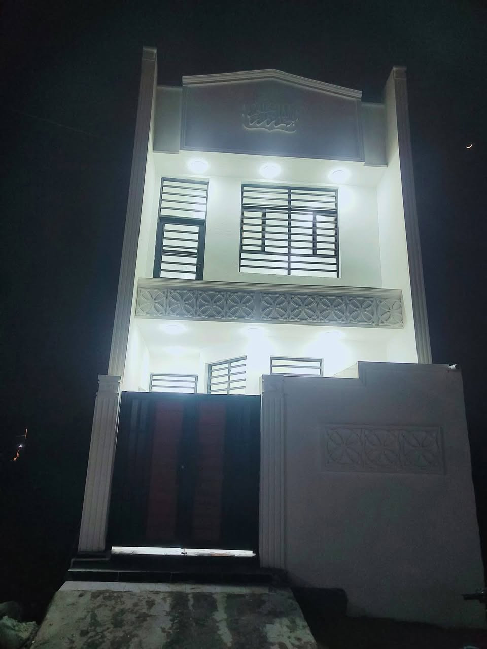 🏠 / دار للبيع
مساحه 100 م طابو زراعي سند 25
واجهه 5 م / نزال 20 م 

🧱 بناء حديث درجه أولى ( تشطيب نهائي )

الطابق الاول / مطبخ . أستقبال . هول . غرفه . مجمع صحيات  داخالي وخارجيه . كراج 

الطابق الثاني / 2 غرف . هول . مجمع صحيات 

🌏 الموقع / شارع 80 مال كربلاء ( قريب من البانزين خانه)

للأستفسار أكثر📞
***********
