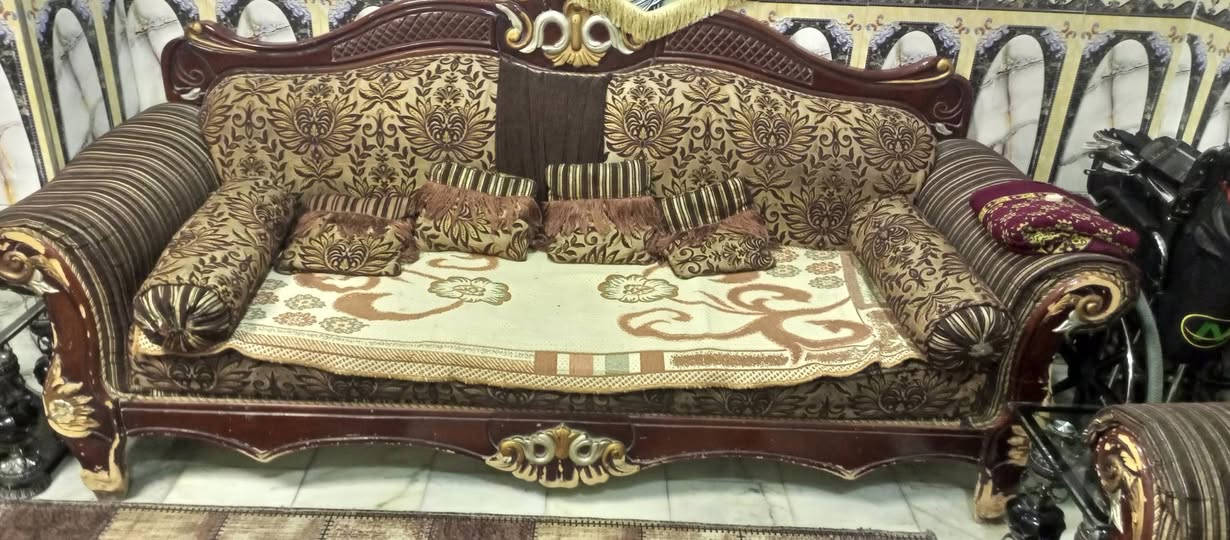 متاح تخم مستعمل اربع كراسي + قنفات ثنين كبار نضيف للتصال ***********
