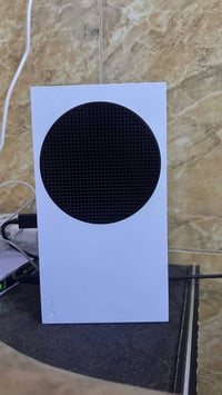 للبيع إكس بوكس سيريس اس نظيف جدا استخدام قليل مع كافة الملحقات الأصلية...