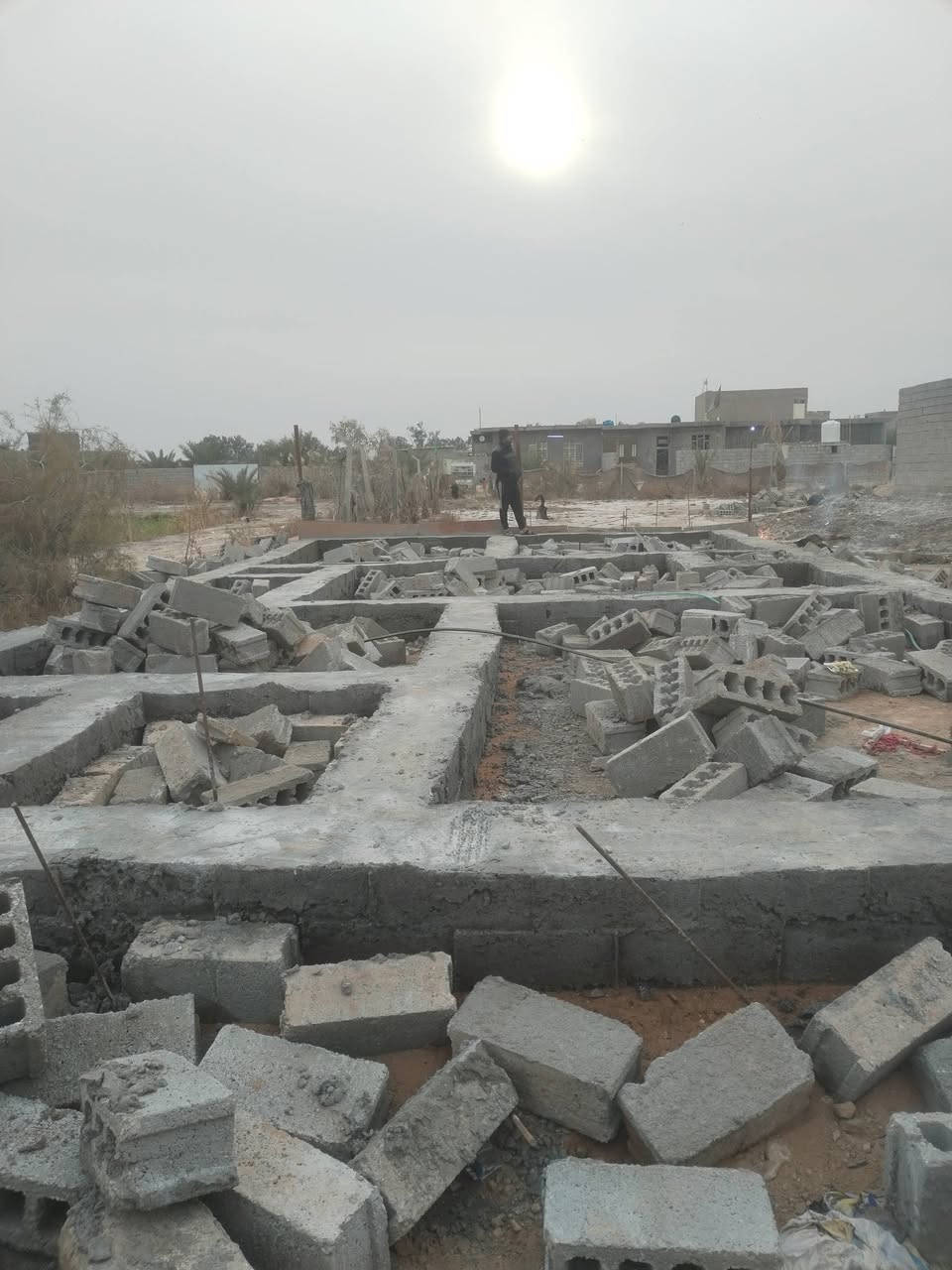 السلام عليكم قطعه له البيع سعر مناسب كلش مساحة ١١٠ زراعي قرفتين وصاله ومناور ٢ واستقبال ومطبخ مدفونه ومحدوله ومدكوكه رباط مع ٧٥٠ بلوكه رقم الهاتف ***********
