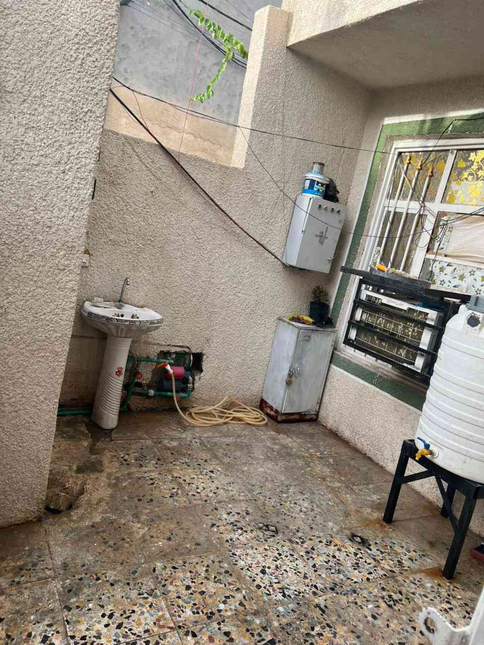 سلام عليكم بيت للبيع 100 متر مربع 10+10 زراعي حي البتول شارع مدرست الخيرات فراع سواق عباس الساعدي البيت ركن كامل خدمات مي مجاري كهرباء خطين وسحب 10 امبيرات مجاني شتى وصيف قاطين الارضري غرفه وستقبال وصاله وحوش حمام 🛀 داخلي تواليت خارجي قاط ثاني غرفتين وبيتونه مسلح البيت جاهز ونضيف ***********
