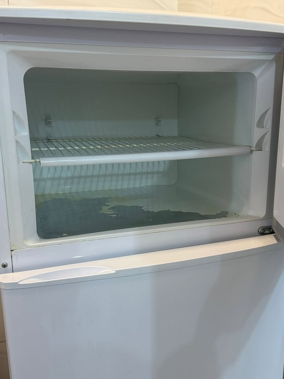 ثلاجة نضيفه خدش مابيها أخت الجديدة شغالة كل شي مابيها سعرها 250 وبيها مجال للتواصل ***********
