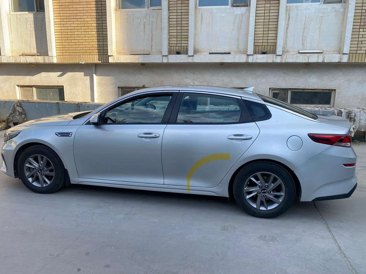 السلام عليكم 
كيا أوبتيما 2019 وارد كوري رقم بغداد 
المواصفات 
كامره خلفيه 
مري شفط 
اشاير بالمري 
تحكم ستيرن 
شاشه ايباد 
نظام تزحلق 
بلوتوث 
USB 
كشن السايق تدفئه وتبريد 
كشن كهربائي 
نظام قياده ايكو وعادي 
الداخل جلد اسود بلادي 
الارضيه جلد بلادي 
تبريد امامي خلفي 
محرك 2400 
ويل كب 
محرك كير مكفول 
العداد 71 الف 
السياره امانه الله جديده تجي أشوف وتحكم 
الملاحظات موضحه بالصوره 
الجاملغ الأمامي راشين عليه قطرات تيزاب جهة السايق موضح بالصوره 
الباب الخلفيه جهة السايق بيها صبغ مأشر عليها 
الباب الاماميه من الجه الثانيه بيها ضرر واضح بسيط ممصلح بعده 
القماره تجي بيها علامه مرفوعه يبقى الأثر بيها فمصبوغه موضحه بالصوره على كد التأشير. . التكمه والباقي كلها نظيفه 
السعر 155 ورقه او بيها مجال 
الرقم بي واتساب اتصل او حاضر بالخدمه 
***********
