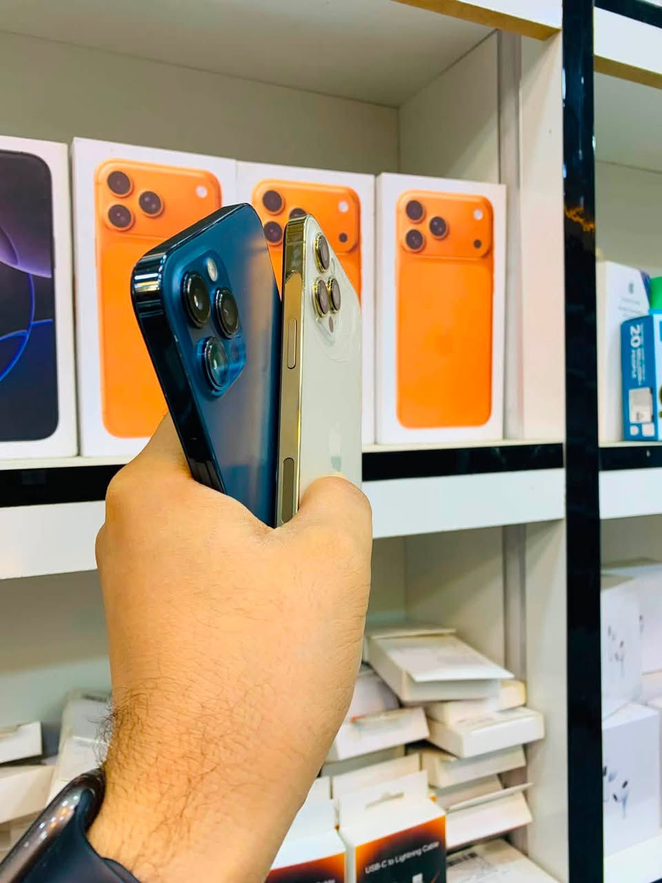 السلام عليكم 🫡
للبيع قطعتين 12 pro max 
الاول.. 12pro max 
ذاكرا 512
بطاريه 79% بلاد ابد ميصرف 
نموذج M 
نضافه ٨٥٪؜ لون ذهبي 
الجهاز فول فقط مبدل شاشه نوعيه مفوله كلش حلوه فيس ايدي واكف فقط كله شغال مابيه اي خلل السعر قفل ٣١٠ الف 
الثاني .. 12pro max 
ذاكرا 256 
بطاريه ١٠٠٪؜ مبدله اصليه 
نموذجM شرق اوسط 
نضافه ٨٥٪؜ لون ارزك 
الجهاز كله شغال مبدل شاشه وكامرا اصليات فيس ايدي متوقف كله شغال مابيه اي خلل السعر قفل ٢٧٥ الف مكاني بغداد مدينه الصدر رقمي ***********
