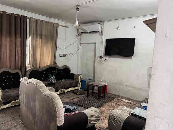 سلام عليكم بيت الايجار مساحته 250متر يتكون من صاله ومطبخ وكلدور وغرف نوم عدد 2سعر الايجار 250 كل شهر ابشهر العنوان حله شارع 80خلف بانزين خانه مال اضواء بابل قريب جدا من شارع العام ولاستفسار اكثر او لاتصال على الرقم التالي 
***********
