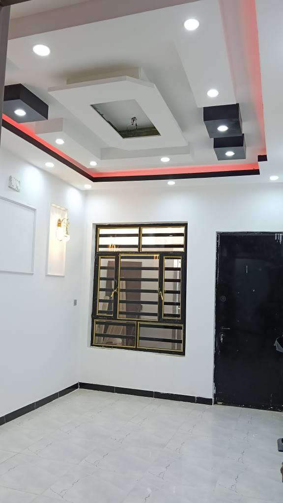 الدار زراعي للبيع 100 متر  السعر 135 مليون وبيها مجال البناء 2025 يحتوي البيت الطابق الارضي على صالة و مطبخ و حولي و حمام مع تواليت وغرفة نوم والطابق الثاني غرفتين نوم وحمام مع تواليت يعني مجموع الغرف النوم ثلاثة مع حمامين داخل البيت وتواليت خارجية موقع البيت في الدورة البعيثة في مجمع العدل الثالث الاستفسار على هذا الرقم *********** بغداد, العراق
