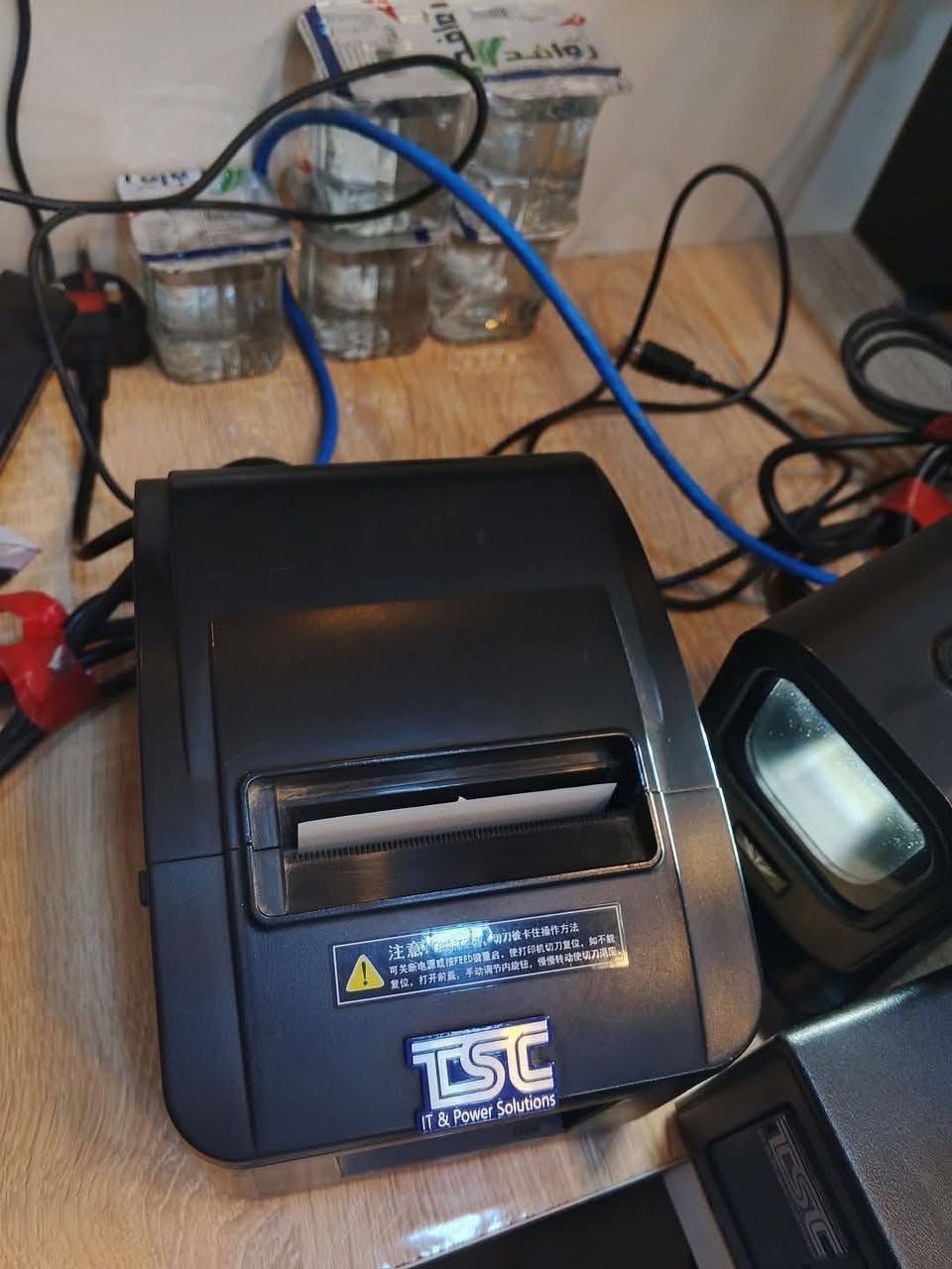 جهاز كاشير شاشه لمس مع البرنامج 
طابعة باركود 1
طابعة فاتورة 1
قارئ باركود 2
قاصة فلوس 1
عنواني الرمادي لاستفسار الاتصال على الرقم ***********واتساب.
