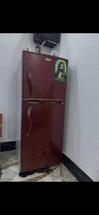 ثلاجه للبيع شغاله مستعجلين ع بيعتهه سعر 100   وتساب 07815091270