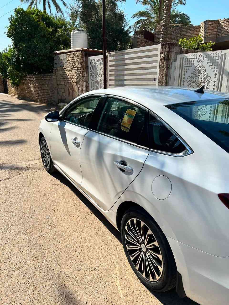 ايدو 20
ماشيه 182 الف بعدها بضمان الشركة كير ومحرك 
وكلشي بيها على الوكاله مشاد شي من بره فقط الشاشه بدلتها شاشه اندرويد من موقع علي اكسبريس 
سياره كامله من كل النواحي بدون اي حادث 

السعر المطلوب 15 مليون 
*********** واتساب
