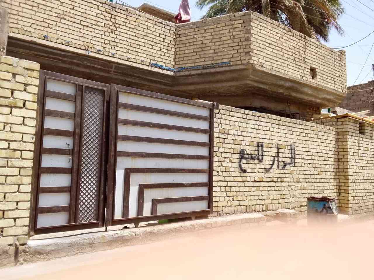 الدار للبيع طابو صرف 🏠

مساحه 150 متر 

الواجهة 10 / نزال 15 

متكون من طابقين 

طابق الاول متكون :

غرف نوم عدد2 4.5x4

صاله 8x3

استقبال 5x5.5

مطبخ 3x5

حمام 2x2.5

خلف حمام منور 1.5x2

منور داخل صاله 3x1.5

طابق ثاني متكون:

غرف نوم عدد2 4.5x4

صاله ثانيه 

حمام 2x2.5

سطح طابق الاول 

سطح طابق ثاني 

خدمات كامله 

عنوان 📍

بغداد/ جسر ديالى القديم نهايه شارع المصرف قرب معامل كزاز أو  مولدة رفيق سابقا

للاستفسار خاص او رقم الآتي 👇
***********
