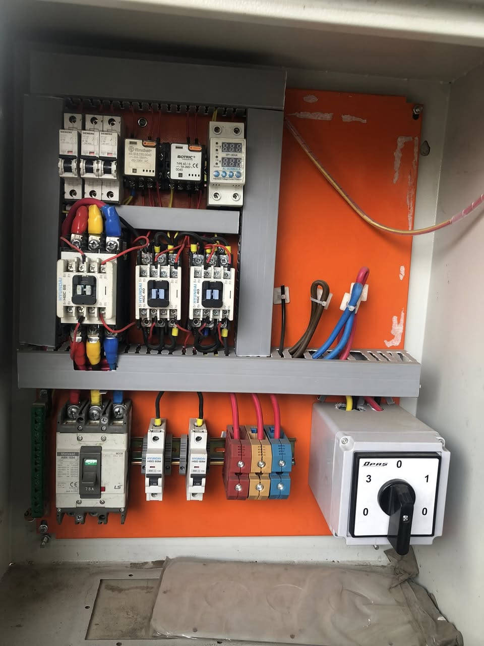 السلام عليكم تاسيسات كهرباء عامة نصب سبالت  مع ديكورات وصبغ دور وصحيات عامة تلفون  شارع الصناعة عمارة الجنسية القديمة قصي سعادة ***********
