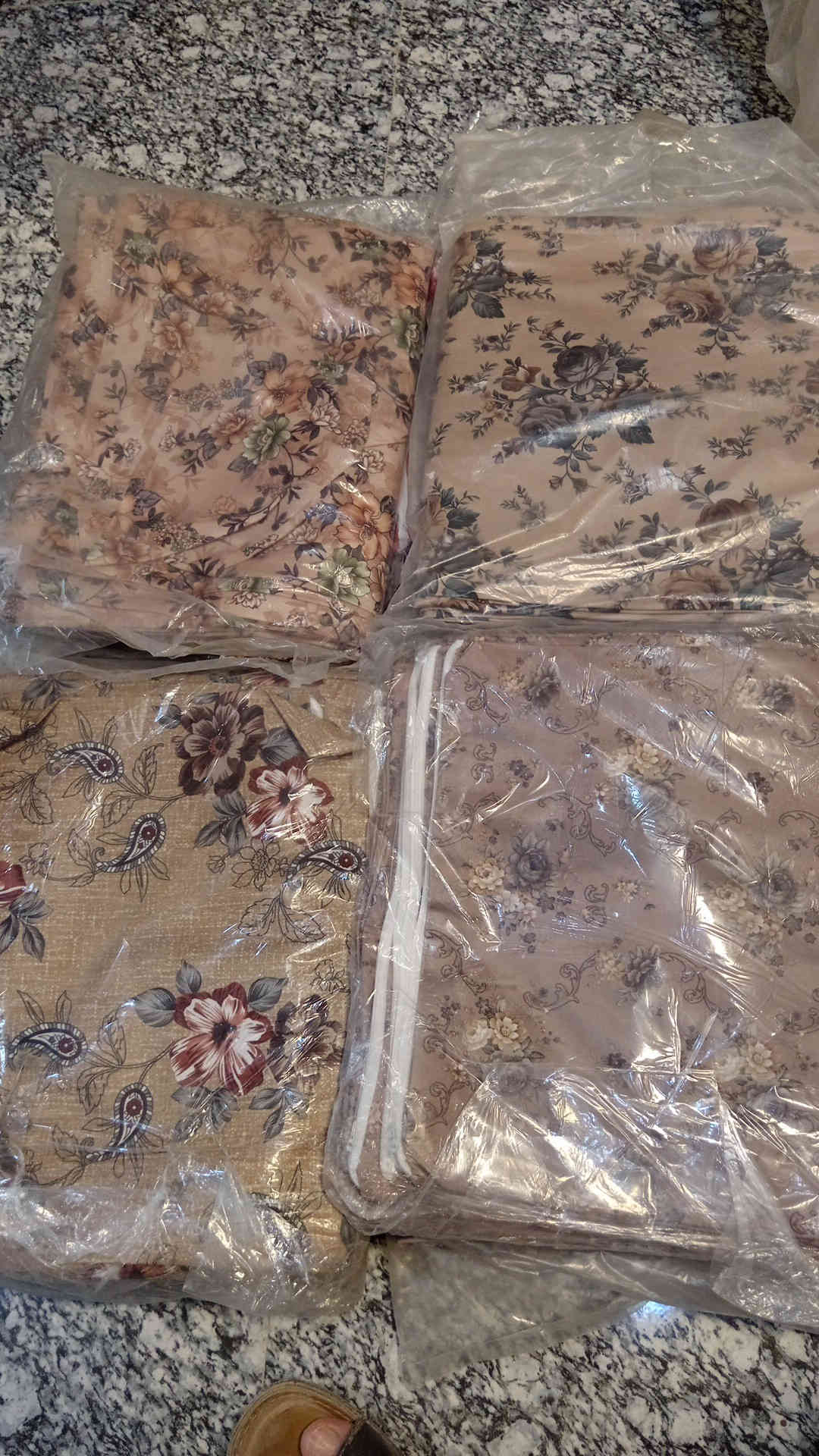 توفرت وجوه مخاد قديفة صيفية بكل الالوان الزاهية سعر الدرزن ب12 الف البيع جملة ومفرد تكريت الديوم مجاور افران العايد محل مفروشات مروان للححز خاص اواتساب ***********
