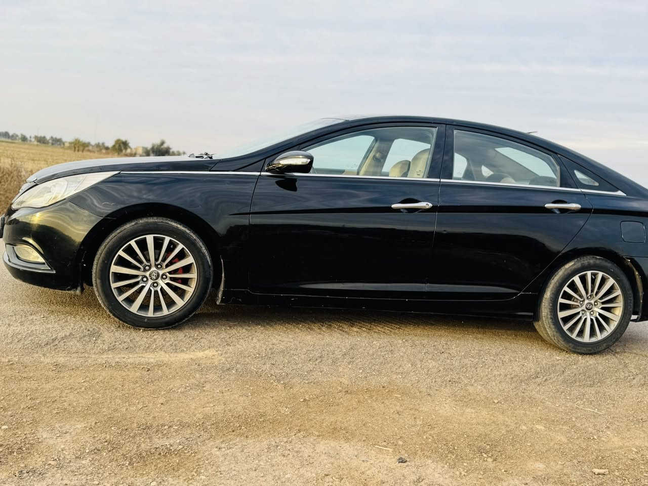 السلام عليكم 
سوناتا خليجي اسود 2011 رقم سليمانيه جديد السياره خير من الله فول مواصفات 
بصمه وتنته سقف تحكم ستيرن محرك وكير مامفتوح تخم تاير جواها السياره مال جناي تحويل ثاني يوم 
سعر السياره 110$وبيها مجال حك الجيه 
مكان السياره  صلاح الدين الدجيل والف هلااا 
رقم صاحب السيار//***********
