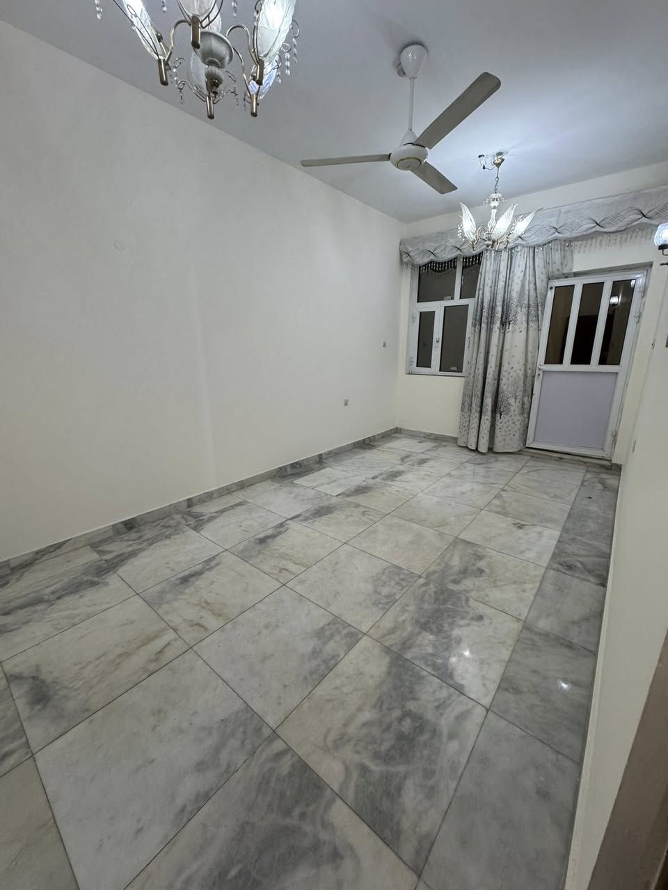 لإعلان: ايجارررر 🔴🔴🔴
مشتمل ارضي  – المنصور (ورى صاج ريف)
المساحة: 220 م²
مواصفات الدار:
 • صالة
 • مطبخ
 • كراج
 • 3 غرف نوم
 • حمامين
 • مخزن
📍 موقع مميز وقريب من الخدمات

☎️***********
