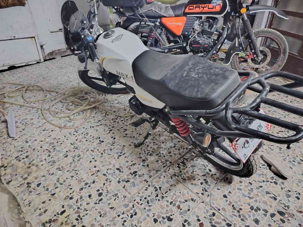 السلام عليكم دراجه سونك ماكس محرك 200cc
موديل 2025
 صار فتره من نزلته من الشركه  الدراجه بسمي 
دراجه جديده معنه الكلمه  بعدهي عل وضع الشركه 

*********** واتساب ورصيد غير متواجد عل الفيس
