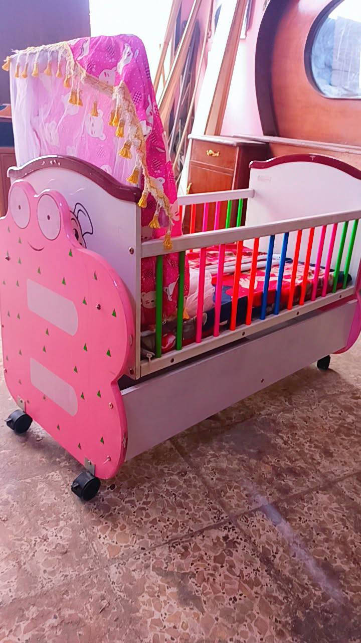 بوفيه مترين ونص وكاروك طفل نضيفات جدا بغداد الشعب ***********
