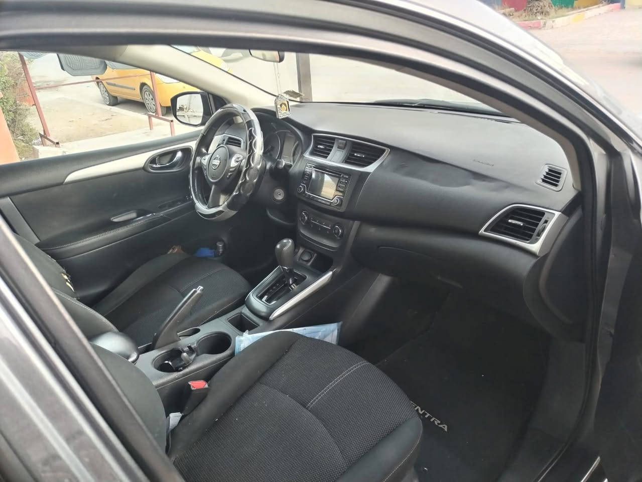 السلام عليكم نيسان سنترا موديل ١٨ وارد امريكي حادثهة بنيد سطحي وبيهة صبغ باب خلف السايق وجاملغ السيارة حلوة مرتبة جاهزة من ايدك للشارع ماناقصهة برغي سعر ١٠٥ وبيهة مجال ***********
