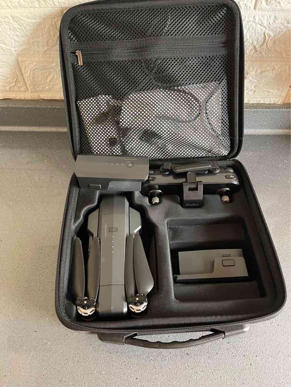 Drone Ruko F11 Gmin2 

    4K Ultra HD
* 🎥 ڤیدیۆ: 4K بە 30fps
* 🎯 گیمبڵ: 2-axis Mechanical Gimbal + EIS (دژە لەرزین)
* ⏱️ کاتی فڕین: نزیکەی 28 خولەک بۆ هەر باترییەک
* 📡 دووری کۆنترۆڵ و گواستنەوەی وێنە: تا 3 کیلۆمەتر
* 🛰️ سیستەمی GPS/GLONASS
* 🔄 گەڕانەوەی خۆکار (Return to Home)
* 👣 Follow Me
* 🗺️ Waypoint Flight (دیاریکردنی ڕێگای فڕین)
* 🌬️ بەرگری لە با: ئاستی 6
* ⚖️ کێش: 585 گرام
* 💾 پشتگیری Memory Card تا 128GB  
سێ پاتری لەگەلە هەر پاتریەک ٢٨ خولەکە 
. ٤٠٠ مەتر بەرز دەبێتەوە 
٣ کیلۆ مەتر دوور دەکەوێتەوە 

ە ڕووی تاقیکردنەوەدا، فڕینی جێگیرە و بەهۆی قەبارەکەی لە دۆخی بادا با باشتر خۆی دەگرێت السليمانية, العراق


**إذا كنت صاحب هذا الإعلان وتريد حذفه لأي سبب، رجاءا أرسل رسالة إلى الدعم الفني**