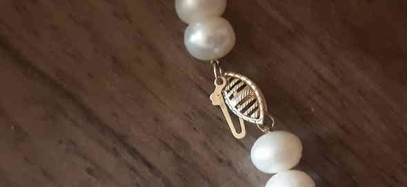 عقد لؤلؤ طبيعي حر بحري نادر مع اقفال من الذهب الخالص  ، الطول 44سم والوزن 45 غم وبواقع عدد 68 حبة ، القطعة تعتبر من المجوهرات الثمينة ...  حصريا لدى ( الدار العالمي للانتيك ) ... 

     هاتف  /  ***********     واتساب
