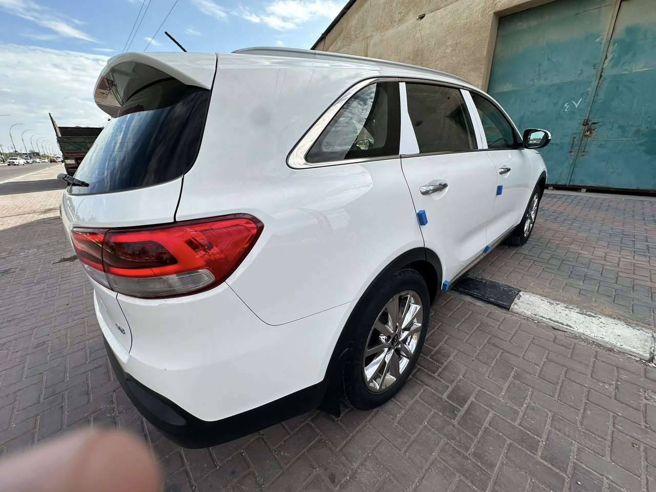 سلام عليكم كيا سورنتو 2018 خليجي  رقم بغداد الدولي بسمي تحويل مباشر هزه وسنويا جديدة سياره كفاله عامه من الضربه والصبغ وتبديل بيه بارد بسيط جدا موضح بسونار مرفق مع الصوره سياره مواصفات 6 سلندر 7 راكب ٣ قطع تبريد  km ماشيه 140 حقيقي كشن كهربائي تحكم ستيرن جهتين بصمه ابواب +تشغيل لد امامي خلفي مري شفط بردات ابواب ويلك كروم جنطه كهربائيه بقية المواصفات المعروفه 
مكان سياره كربلاء المقدسة 
سعر 237 بي مجال قليل ***********
بيع فقط بدون مراوس
