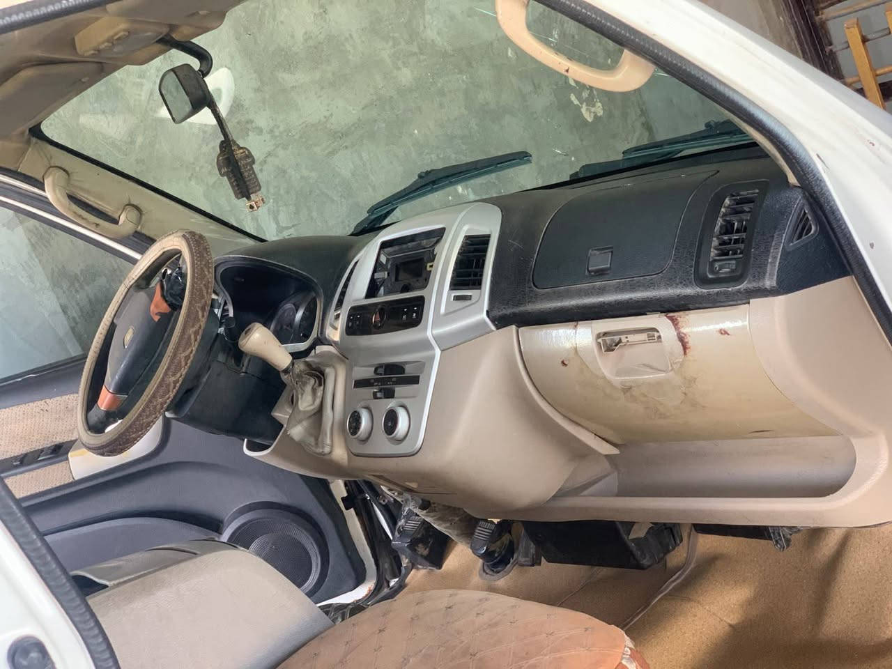سلام عليكم جنبي H1 موديل 14 سيارة مكفولة ما عدة باب سلايت مبدل  والجنطة بيهة ضربة محسوبة على الباردگير محرك خير من الله شواصي كفالة سيارة بأسمي تحويل ثاني يوم السعر 85وبيهة مجال الرقم ***********.  و‏‪***********‬‏
