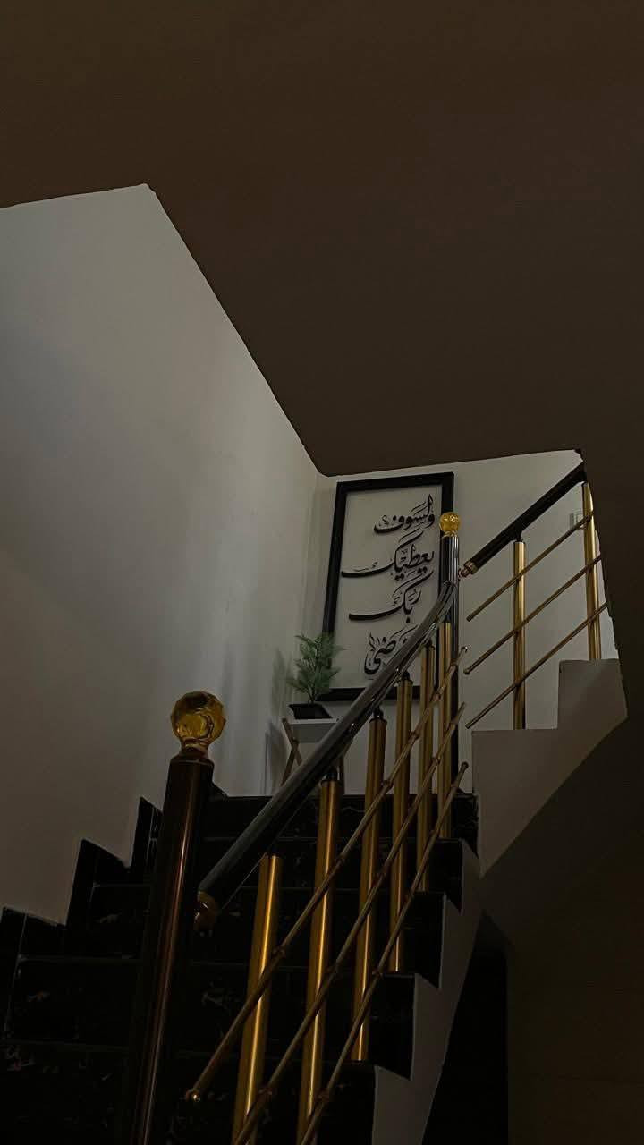 السلام عليكم بيت للبيع مساحة ١٠٠متر واجهة ٥يحتوي علىَ ثلاث غرف نوم وصالة ومطبخ وخدمات وكراج بيت نضيف جدا طابو زراعي سند ٢٥موقع ممتاز شرطه خامسة قرب اسواق اميرة شارع ١٥متر خدمات  كاملة ماء وكهرباء وتبليط الاستفسار على هذا الرقم ***********
