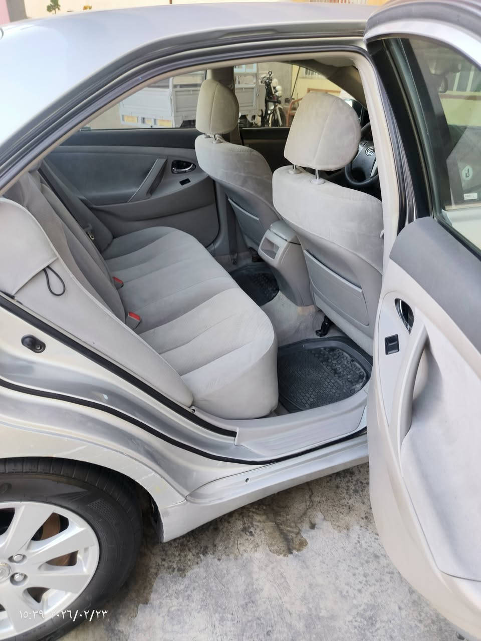 السلام عليكم 
كامري 2007 وارد أمريكي LE حادثها الجاملغ الخلفي الايسر  وبيها صبغ بنفس الجاملغ والباب الخلفي والسيارة جارده مثل ما موضوح ب الصورة مكينة بيها خيط تبخير تخم تاير جديد تبريد ثلج رقم واسط الدولي السيارة حلوه وجاهزه من حدادية امامية وخلفيه السعر 93 وبيها مجال رقم***********.
