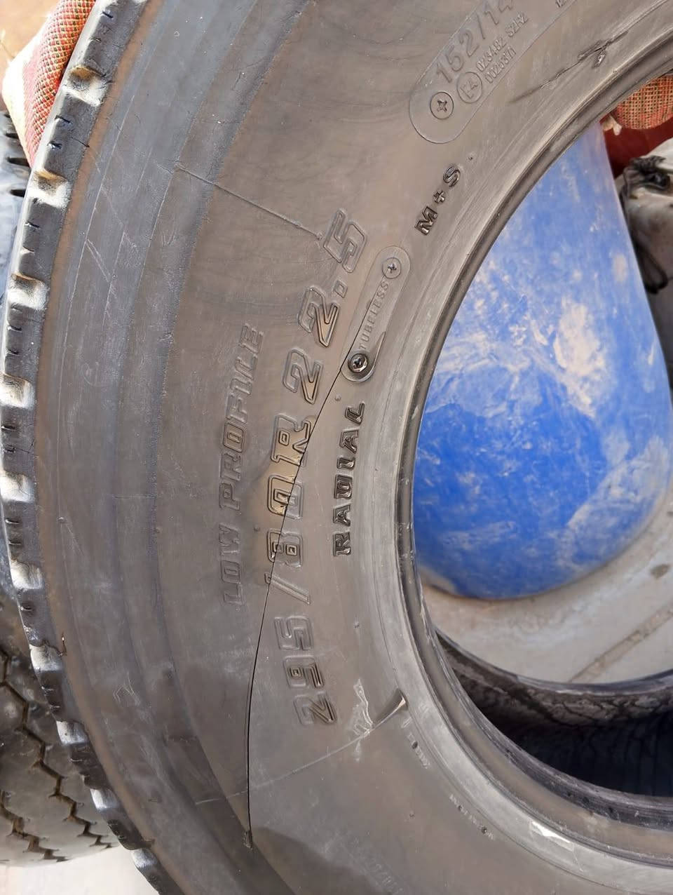 زوج تاير برجستون حجم ٢٢ ونص نظيف مثل ما موضح بالصور سعرهن ٣٠٠ ومجال قليل مكلف بالنشر رقم صاحب التايرات *********** عمارة, ميسان
