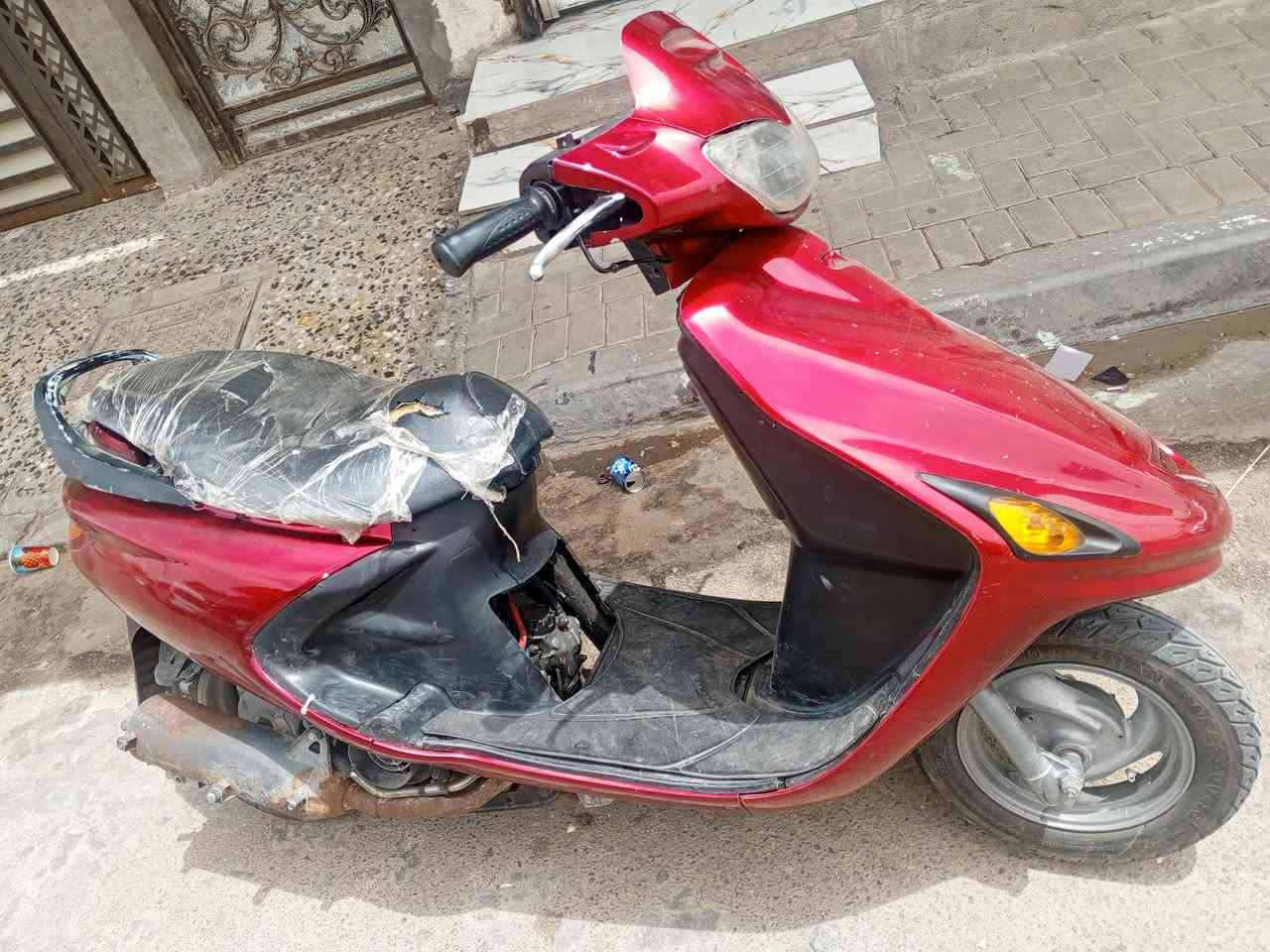 فراشه للبيع مكينه كفالة الدراجه جديد كلش او اخرسه اوناعمه شلعه او معدل فول شرط كلشي شغال بس باتري ما بيه اشاير سلف لايت امامي زنون او الخلفي هم شغالي بس باتري ما بيه الدراجه بس باتري نقص نضيفه او كلش قويه.     ***********      السعر 725 او بيه مجال
