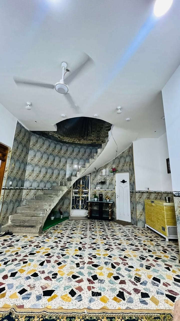 العنوان حي الخليج 
200 متر
طابق بي غرفتين
صاله
استقبال 7x4
مطبخ
مناور ثنين
طابق ثاني صاله صحيات كامله
غرفتين واصلات للبايكار
العنوان حي الخليج
***********
