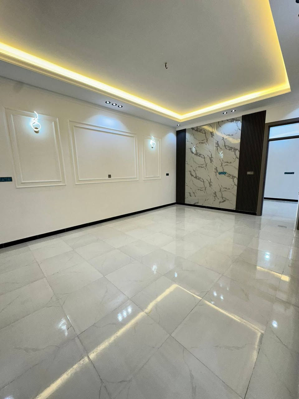 دار 200 متر بناء جديد للبيع 🏠
سايدين التقية الرئيسي ديوانية نجف
مقابل بانزين خانة عبد الامير عبيس مباشرة خلف بيت العادلي
الشطر الوحيد الطابو صرف على الشارع ✅
طابقين بناء جديد كونكريت ✅
يحتوي الطابق الارضي على/ غرف عدد 2 + صالة + استقبال + مطبخ + مجمع صحيات داخلي خارجي + حديقة مرتبة + كراج
الطابق الثاني/ غرف عدد 2 + صالة كبيرة + مجمع صحيات + سطح
الدار كامل وجاهز من كلشي فقط تجيب اثاثك  مراجعه  الواتساب *********** مراجعه ***********
