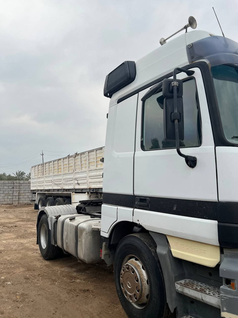 السلام عليكم سياره للبيع 2001 حجم 43 تخم تاير محرك كير كله مكفول سياره جديده 
رتايدر 5طكات بدون صبغ مسجله عربانه 4محاور تبريد تدفئه كله شغال رقم صلاح الدين تحويل مباشر
 للاستفسار الاتصال على الرقم ***********
