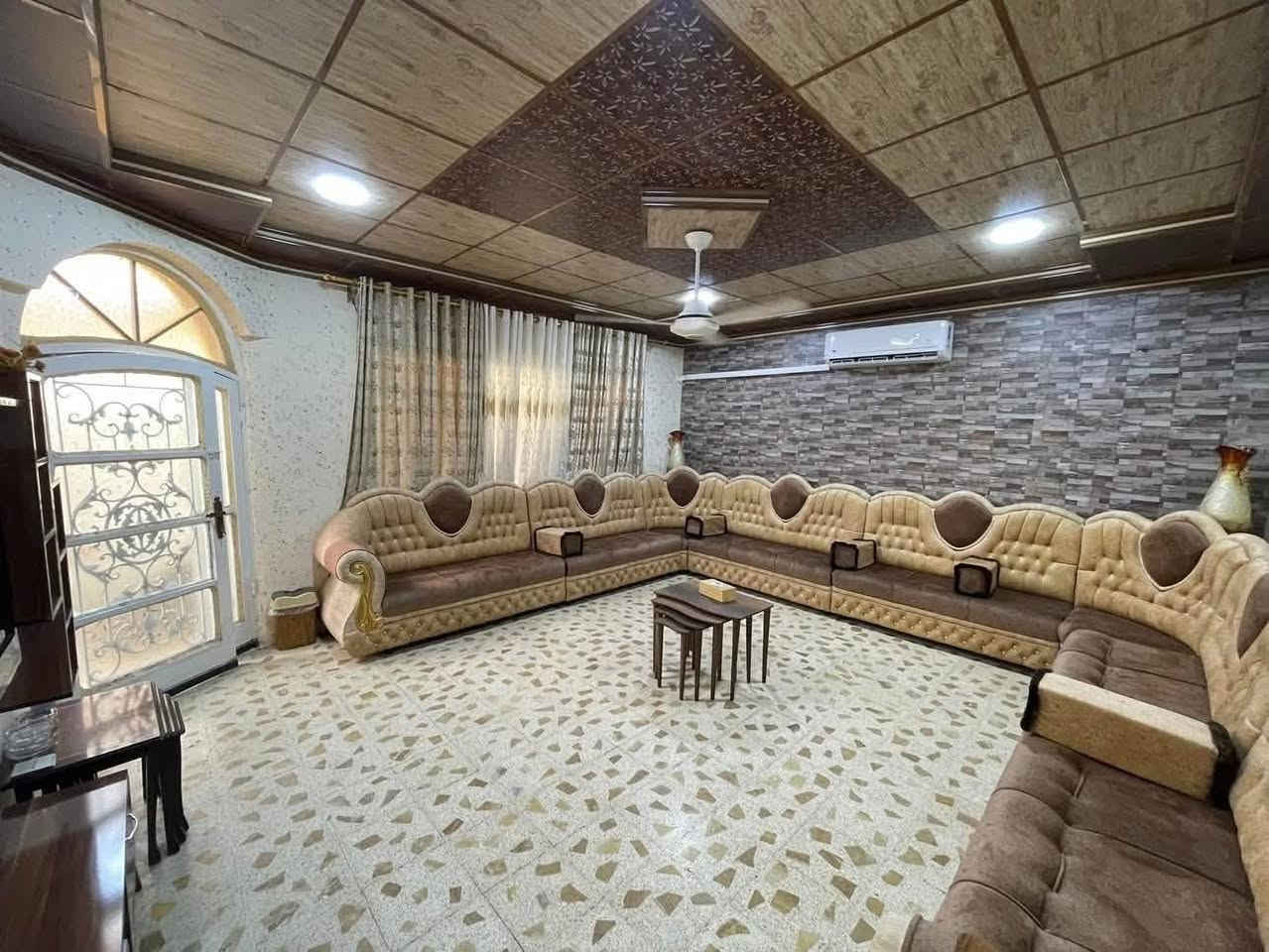 ⚜️مكتب البلديات للعقار⚜️
للبيع للبيع
دار سكني سند طابو في حي الحدباء قرب سايدين المضخة
المساحة ٢٤٠م واجهة ١٢م طابقين ، اتجاه شروق تام
ط١ غرفتين نوم وهول واستقبال ومطبخ مخزن وصحيات وكراج
ط٢  اربعة غرف نوم وهول وصحيات وبيتونة 
للإستفسار  الإتصال☎️ *********** ☎️ ***********
عنوان المكتب / الموصل حي المشراق فرع مطعم طماطة2
