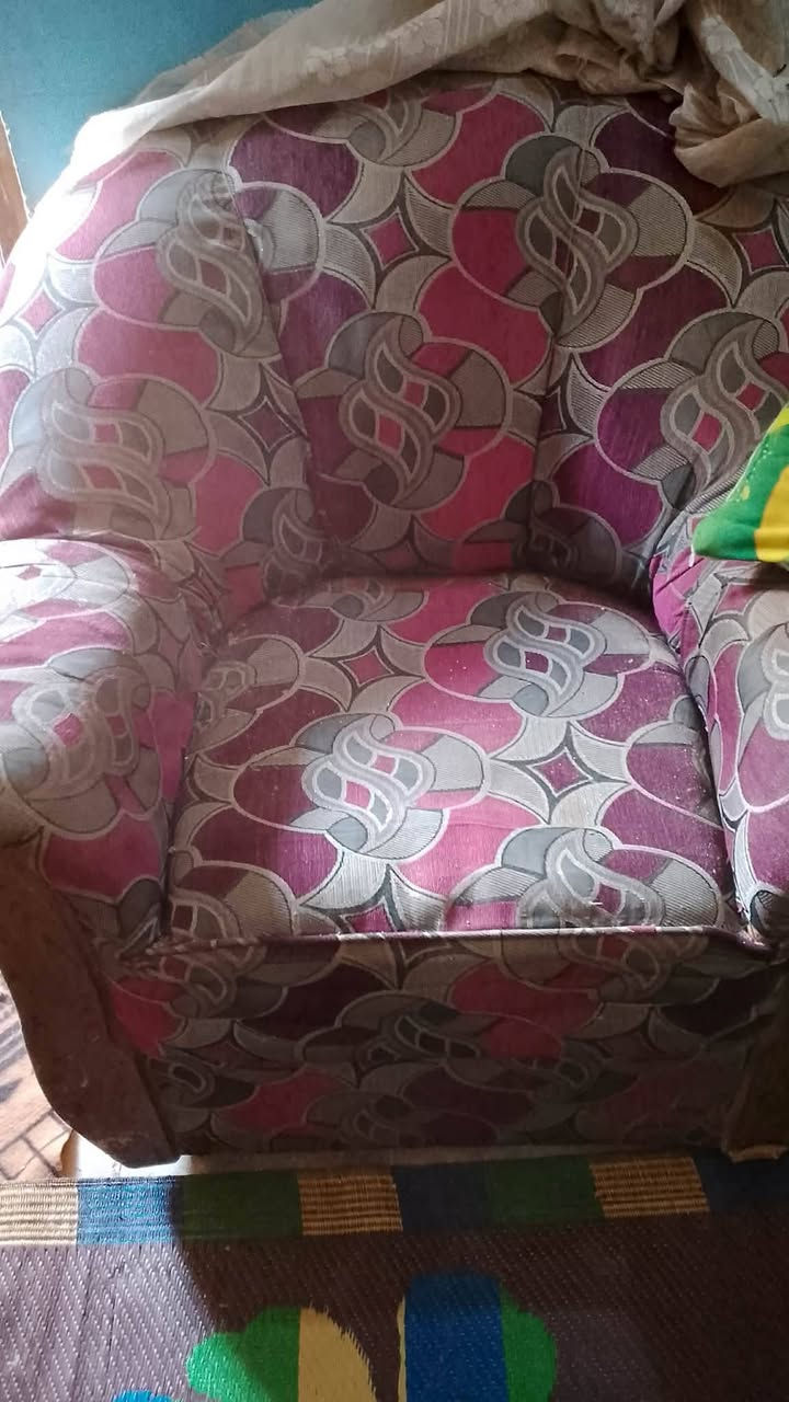 السلام عليكم تخم للبيع ١٠ مقاعد ويا تلبيسه ب١٠٠ وبي مجال 
***********
