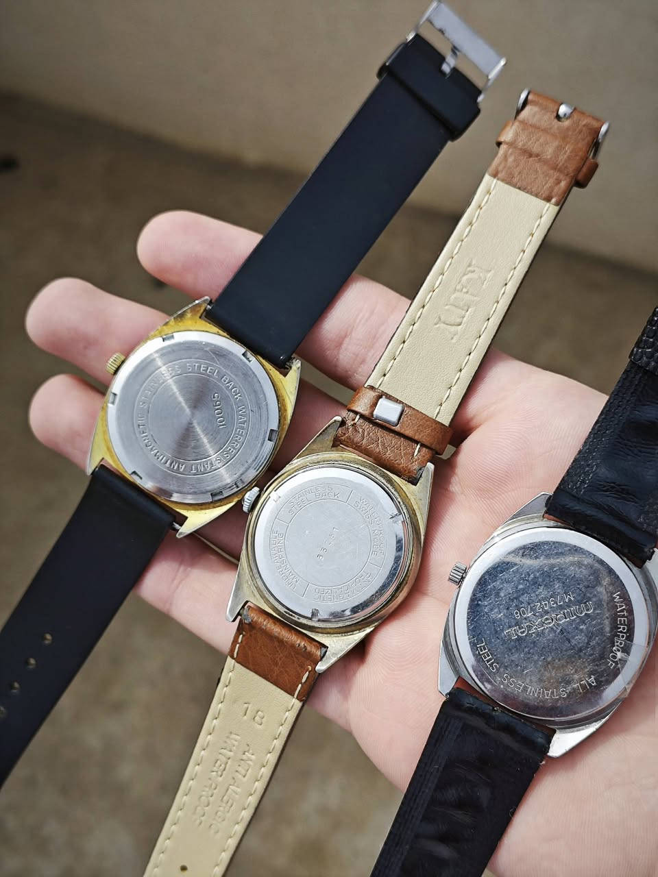 ثلاث ساعات 
2تكويك
1بطاريه 
سويسريات كلهم
شغالات كلهم 
نافذة تاريخ شغاله 
ماكين سويسريه اصلية 
نظافة تامه 
سيوره جلد أصلي 
سعرهم كلهم 150 الف 
وبيهم مجال 
للتواصل واتساب أو الاتصال على رقم 
***********
