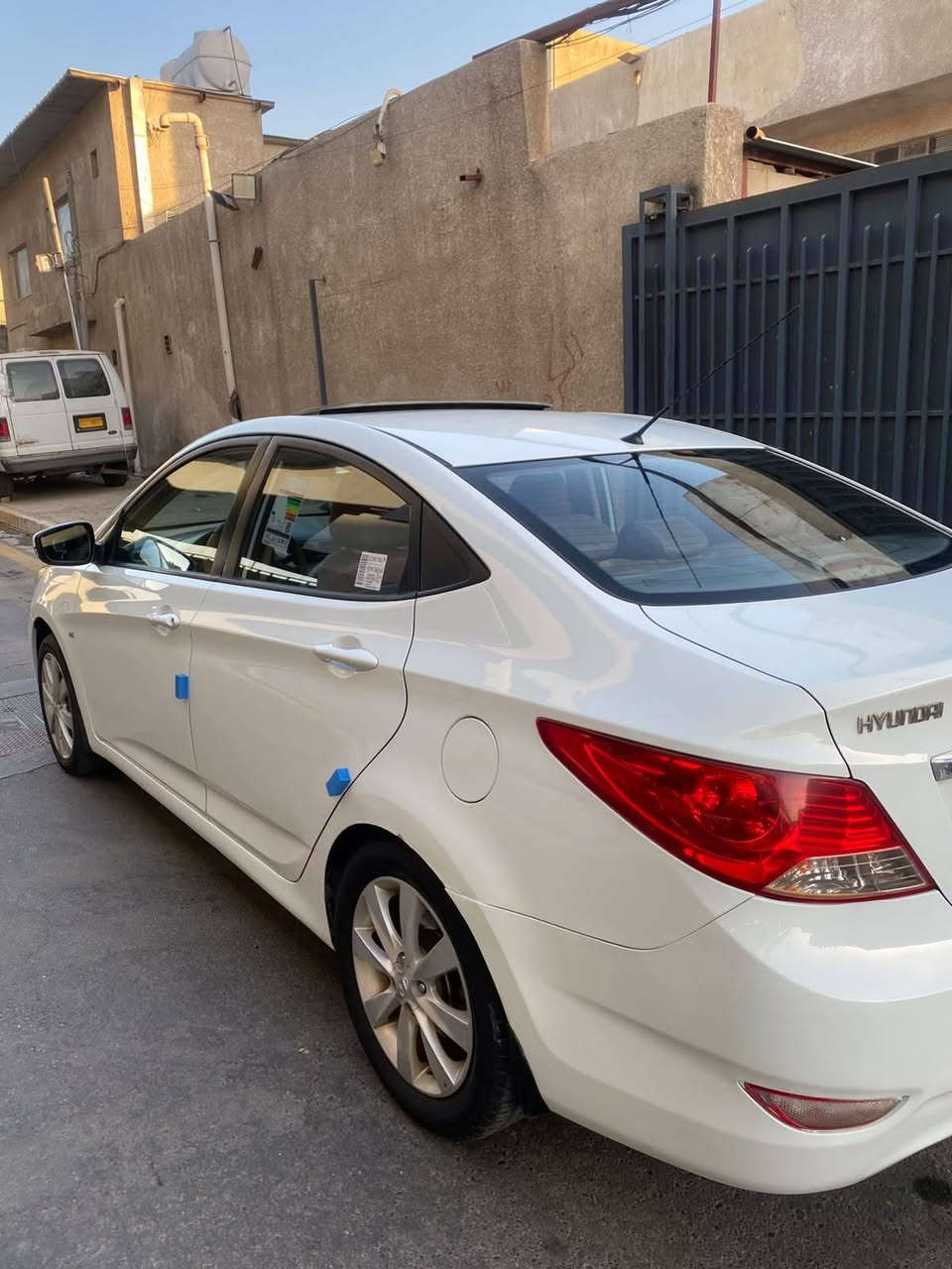 السلام عليكم للبيع هونداي اكسنت خليجي موديل ٢٠١٢ بلو فول مواصفات محرك ١٦٠٠ دوش قطرتين سلايت روف  رقم بغداد الدولي باسمي مكفوله من الصبغ والحادث والتبديل عدا مكانات بارد قليلة ماشية ١٧٩ الف السيارة بحالة جيدة كير محرك تبريد السعر ٩٥ للاتصال *********** مكاني بغداد جانب الكرخ

