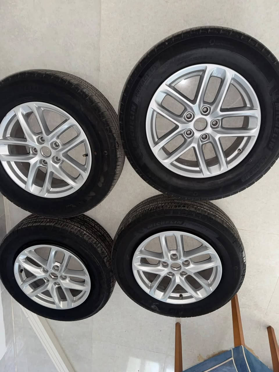 سلام عليكم
تايرات ويلات جيب لاريدو قياس 18
تايرات 1الف مايل ماشي عليها 
ماركة مالها MICHELIN 
ويلات حتة شخط مابي بيلادي 
***********
***********
