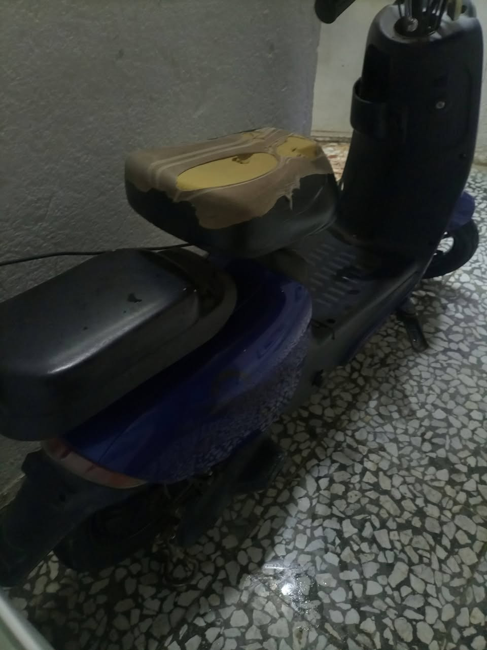 سلام عليكم دراجة شحن ربع بطاريات شاحنه مالته موجودة سرعة 45 كامله بس الكشن عوزه دوشمه ول دبل شاير مايشتغلن السعر 175 مراوس بايسكل نضيف مكاني بغداد الشعب حي أور سبع قصور الرقم ***********
