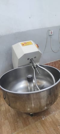 عجانة تركي نضيف السعر 600وبيها مجال   الرقم 07700330540