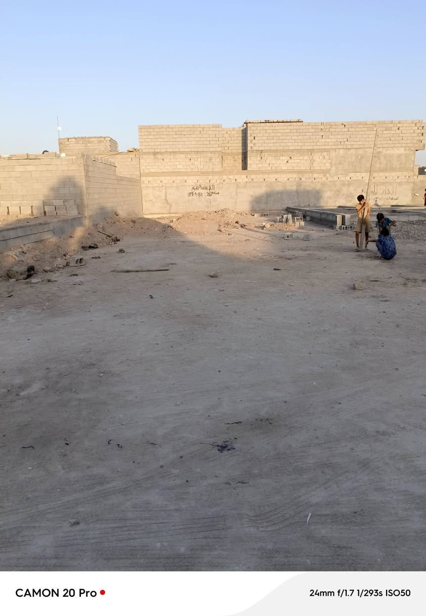 سلام وعليكم قطعه لبيع في الزبير مساحة 250 خلف حي الندلس زراعي اتصال ع رقم***********
