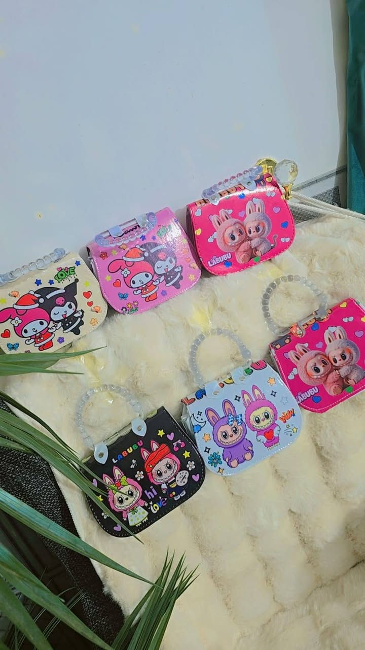 👜 المنتج: حقيبة أطفال فاخرة

· مقبض كريستال أكريليك 
· حمالة كتف 
· جميع الألوان والصور متوفره

💰 السعر 

· سعر الدرزن  12قطعه: 20,000 بس
· الحد الأدنى: 5 درزن (60 قطعة)

🚚 التوصيل:

· ب 6,000 
· عرض التوصيل كجاني لكل 10 درزن فما فوق

🎁 عرض إضافي:

· خصم خاص للكميات الكبيرة

📲 للتواصل والطلب:
واتساب فقط:
‎***********

#عرض_جملة #حقائب_أطفال #موردين #تسوق_تجاري
