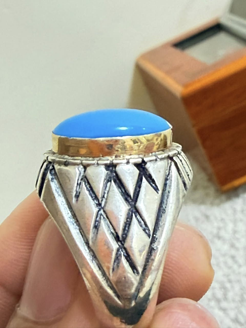 لعشاق الجمال والتحف 
قطعة من الفيروز السينائي لبة صافية زراك فول الفول صياغة بمبع داير ذهب 21  شرط تفحص الذهب يلا تاخذ 
***********
