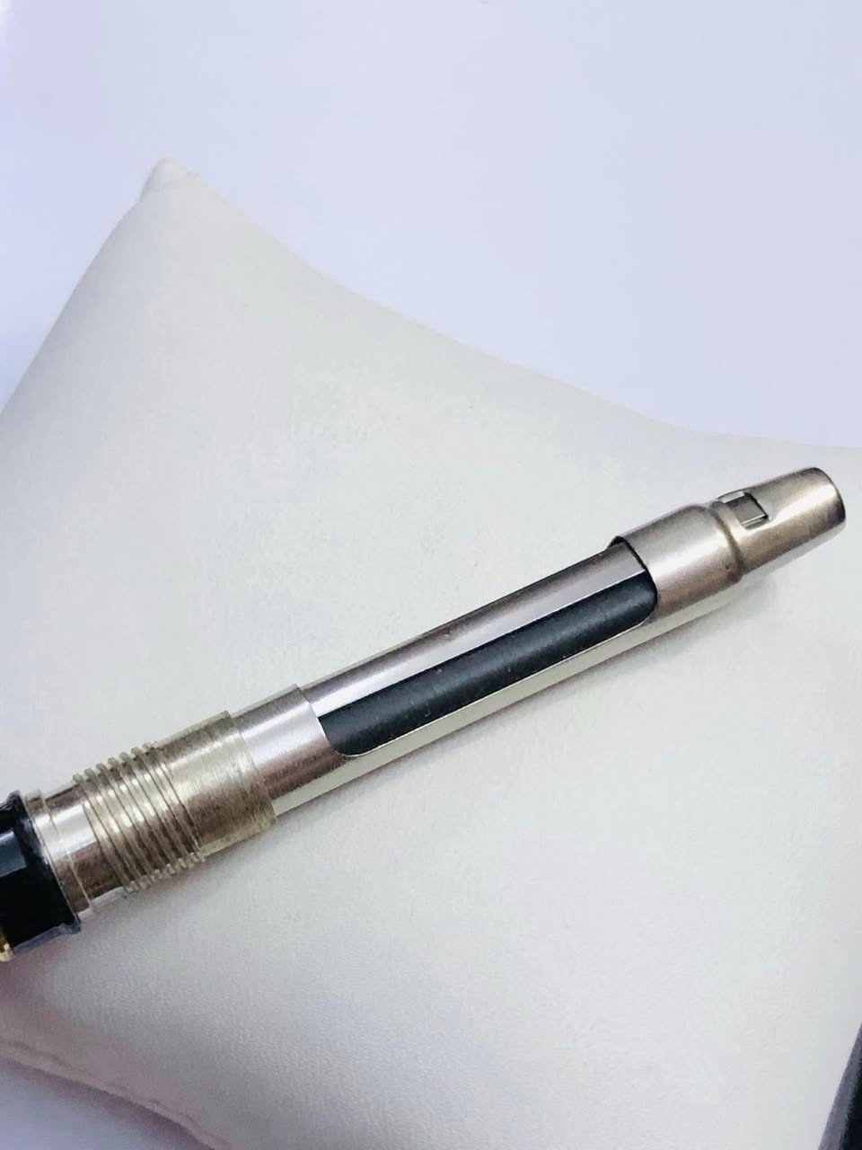 سيت اقلام   شيفر ( SHEAFFER) تاركه     
امريكي الصنع انتاج الثمانينات   
ريشه ذهب خالص عيار 14K
حبر - جاف /  حجر اسود    
مع تغليف الذهب - حجم M مميز  
لوك غير مستعمل مع العلبه الأصلية 
للاتصال ***********
