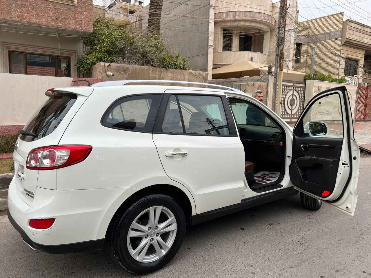 السلام عليكم
✅سنتافيا 2010 (خليجي) للبيع بدون مراوس شباك اسود اطار نيكل 
✅باسمي رقم بغداد مشروع وطني تحويل ثاني يوم
✅بدون حادث ماشي 143000 كم حقيقي بدون تعديل دك جرص بعد سرعة الـ 120  بلادي وضعيه الشركه
✅مكفوله من الضربه او الصبغ او الشاصي
✅بيه ملاحظات بسيط جدا تعديل على البارد فقط و بيه  تكحيلات كارت 
الدعاميه الاماميه يرادله تعمير

المواصفات:
‏✅ 6v /3500  حجم المحرك  
‏✅ 4x4 
✅ فتحة سلايد روف طكتين 
✅  داخل جلد مميز لون قرمدي بلادي من القطع النادره
✅ دشبول صاج
✅  سبعة راكب 
✅ 3 قطع تبريد والقطعة الاخيرة تحكم
✅تحكم استيرن
✅اشاره بالمري
✅باتري جديد 
✅ شاشة عمل 
✅ كامرة عمل
✅ مفتاح 

💵 💵 💵السعر:(خاص متواجد وتس اب)
***********
حسين علي
المكان: بغداد/حي العدل خلف تجهيزات الربيع
