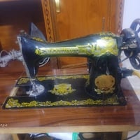 ماكينه خياطه للبيع مابيهه اي عطل كامله هي وصندوكه السعر ١١٥ وبيهه مجال...