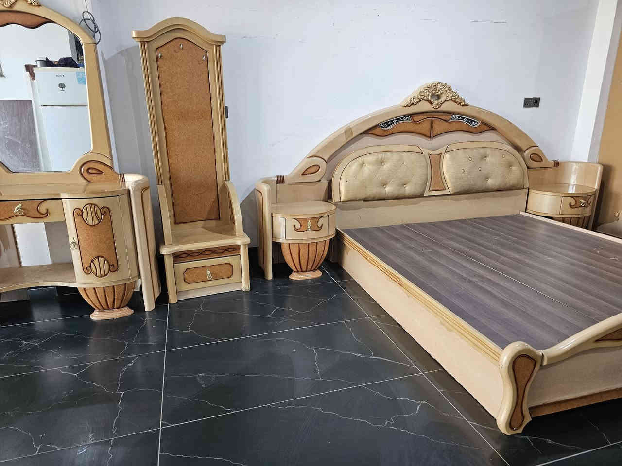 غرفه نوم للبيع نظيف كلش كامل سعر 375 الف شراي يخابر رقم مكان كركوك ***********
